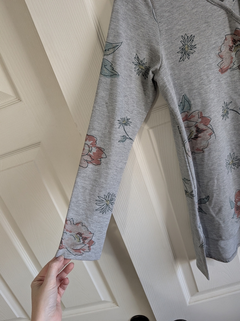 Coco Kelly Gray Floral Crisscross V-Neck Tunic Top Size S - Picture 5 of 9